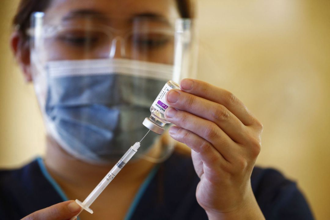 Casi dos millones de personas en España recibieron una primera dosis de AstraZeneca Casi dos millones de personas en España recibieron una primera dosis de AstraZeneca