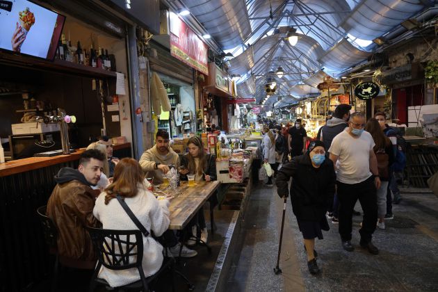 Gente comiendo y bebiendo en el mercado principal de Jerusalén. El interior de los restaurantes y bares solo está permitido para personas que estén completamente vacunadas Gente comiendo y bebiendo en el mercado principal de Jerusalén. El interior de los restaurantes y bares solo está permitido para personas que estén completamente vacunadas
