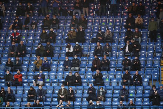 El público vuelve a las gradas de los estadios en Reino Unido. En la imagen, espectadores separados por distancia de seguridad en Stamford Bridge (Londres) para ver el Chelsea-Leicester de este martes El público vuelve a las gradas de los estadios en Reino Unido. En la imagen, espectadores separados por distancia de seguridad en Stamford Bridge (Londres) para ver el Chelsea-Leicester de este martes