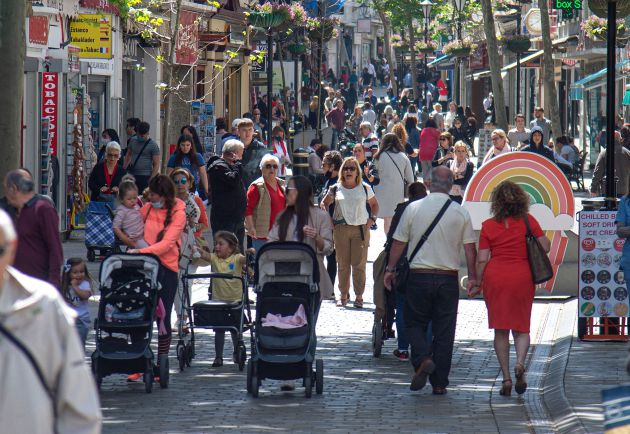 La vida vuelva poco a poco a la normalidad en Gibraltar. En la imagen, gente caminando por las calles de Gibraltar sin mascarilla La vida vuelva poco a poco a la normalidad en Gibraltar. En la imagen, gente caminando por las calles de Gibraltar sin mascarilla