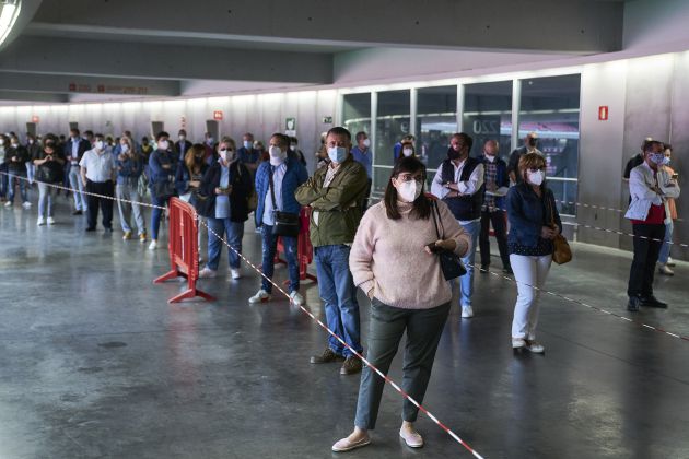 Colas de personas esperando a la vacunación en el estadio Wanda Metropolitano de Madrid este 19 de mayo Colas de personas esperando a la vacunación en el estadio Wanda Metropolitano de Madrid este 19 de mayo