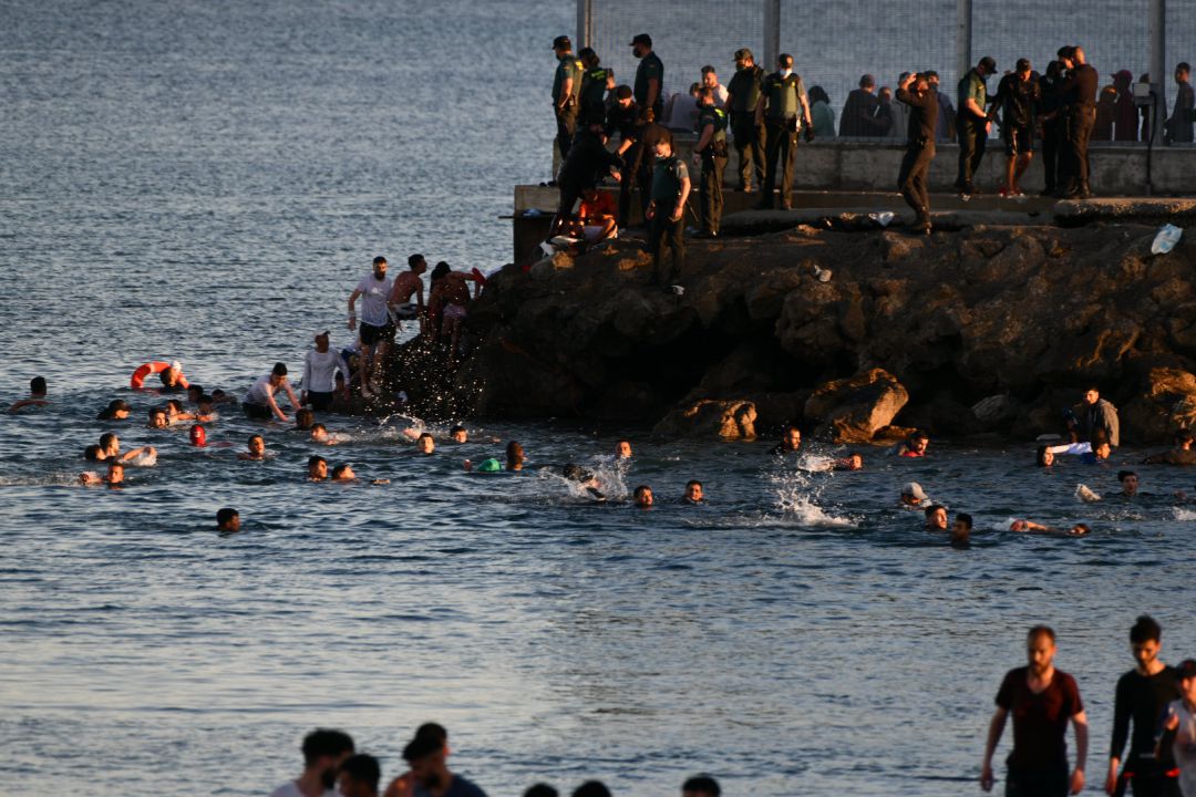 Personas migrantes en la playa del Tarajal. Personas migrantes en la playa del Tarajal.