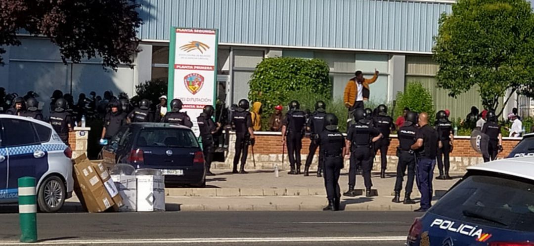 Condenados por desorden público los cuatro inmigrantes que huyeron del confinamiento en el IFAB de Albacete Condenados por desorden público los cuatro inmigrantes que huyeron del confinamiento en el IFAB de Albacete