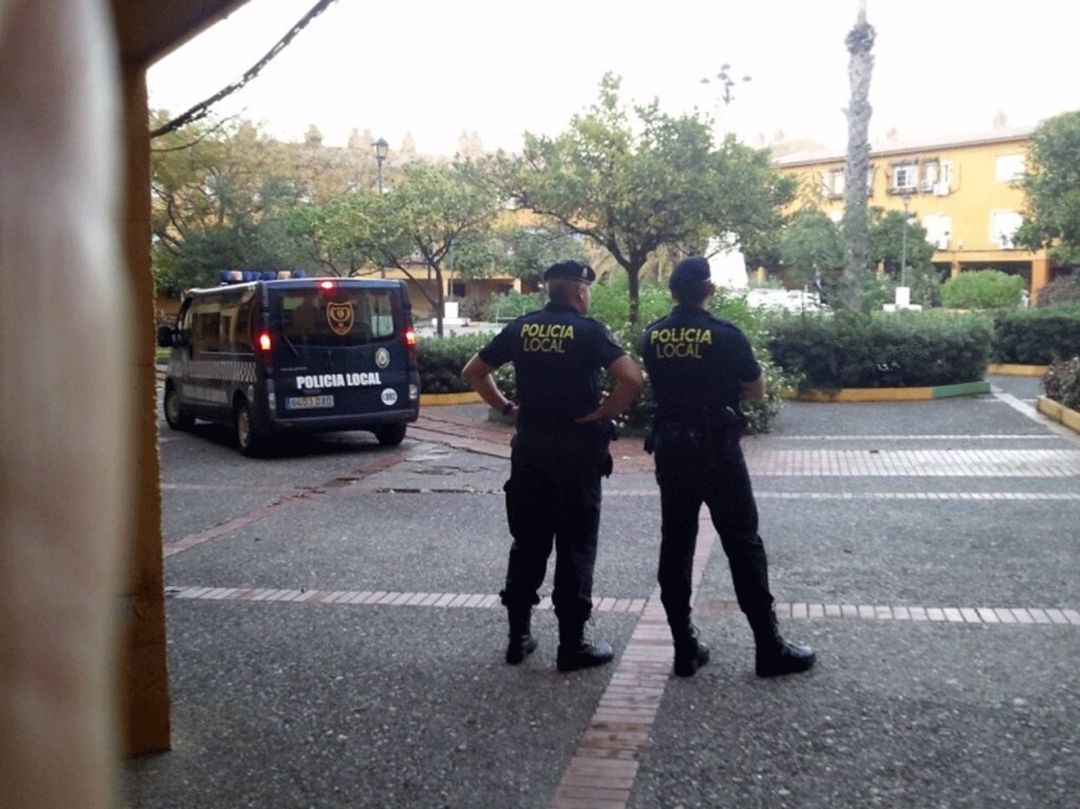 Dos agentes de policía. Dos agentes de policía.