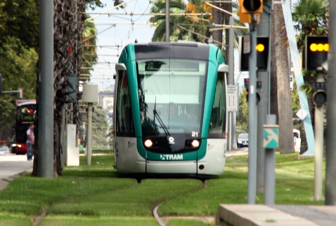 Un tramvia circulant per l'Avinguda Diagonal Un tramvia circulant per l'Avinguda Diagonal
