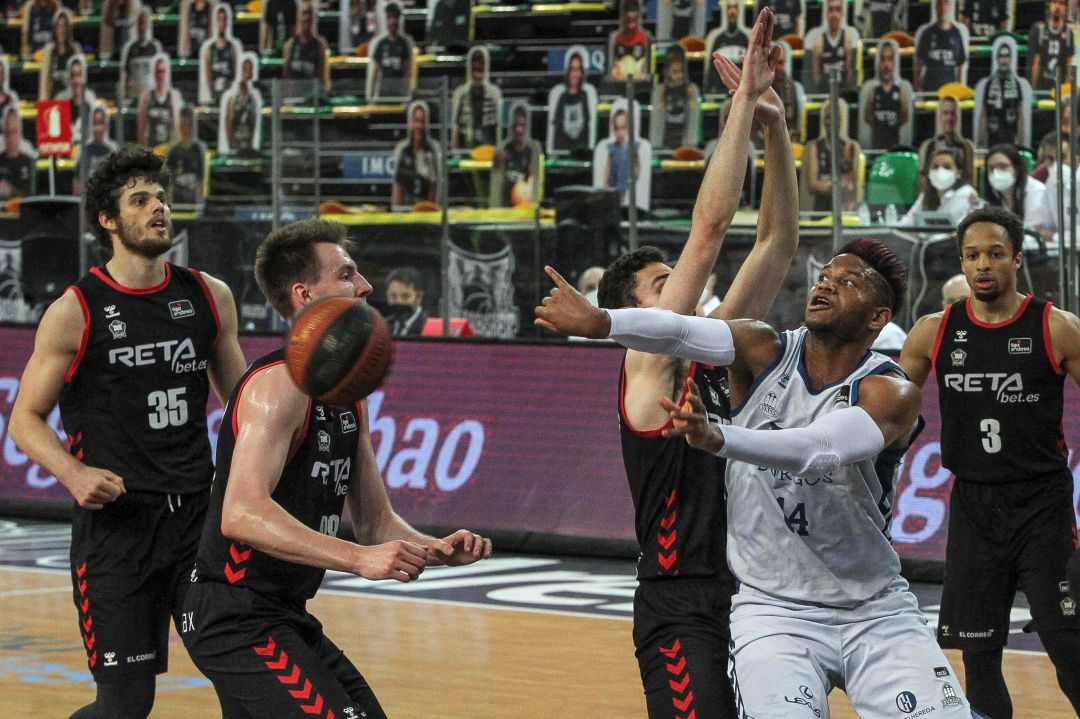 El pívot cubano Jasiel Rivero (2-d), del San Pablo Burgos, pasa el balón durante el encuentro perteneciente a la jornada 35 de la Liga Endesa entre RETAbet Bilbao Basket y Hereda San Pablo Burgos, este martes en el Bilbao Arena. El pívot cubano Jasiel Rivero (2-d), del San Pablo Burgos, pasa el balón durante el encuentro perteneciente a la jornada 35 de la Liga Endesa entre RETAbet Bilbao Basket y Hereda San Pablo Burgos, este martes en el Bilbao Arena.