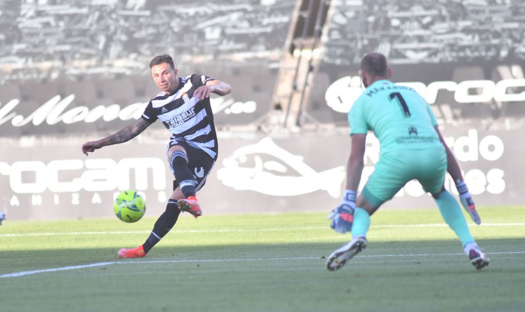 Rubén Castro bate al portero almeriense en el primer gol de la tarde Rubén Castro bate al portero almeriense en el primer gol de la tarde