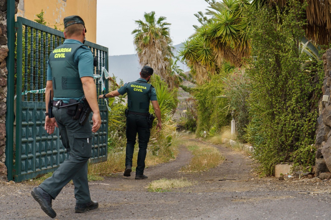 La Guardia Civil efectuó este lunes un nuevo registro, el cuarto, de la casa del padre de las niñas Anna y Olivia, desaparecidas hace 20 días en Tenerife, al igual que su progenitor, con la novedad de que participan en este rastreo perros adiestrados en la detección de restos biológicos La Guardia Civil efectuó este lunes un nuevo registro, el cuarto, de la casa del padre de las niñas Anna y Olivia, desaparecidas hace 20 días en Tenerife, al igual que su progenitor, con la novedad de que participan en este rastreo perros adiestrados en la detección de restos biológicos