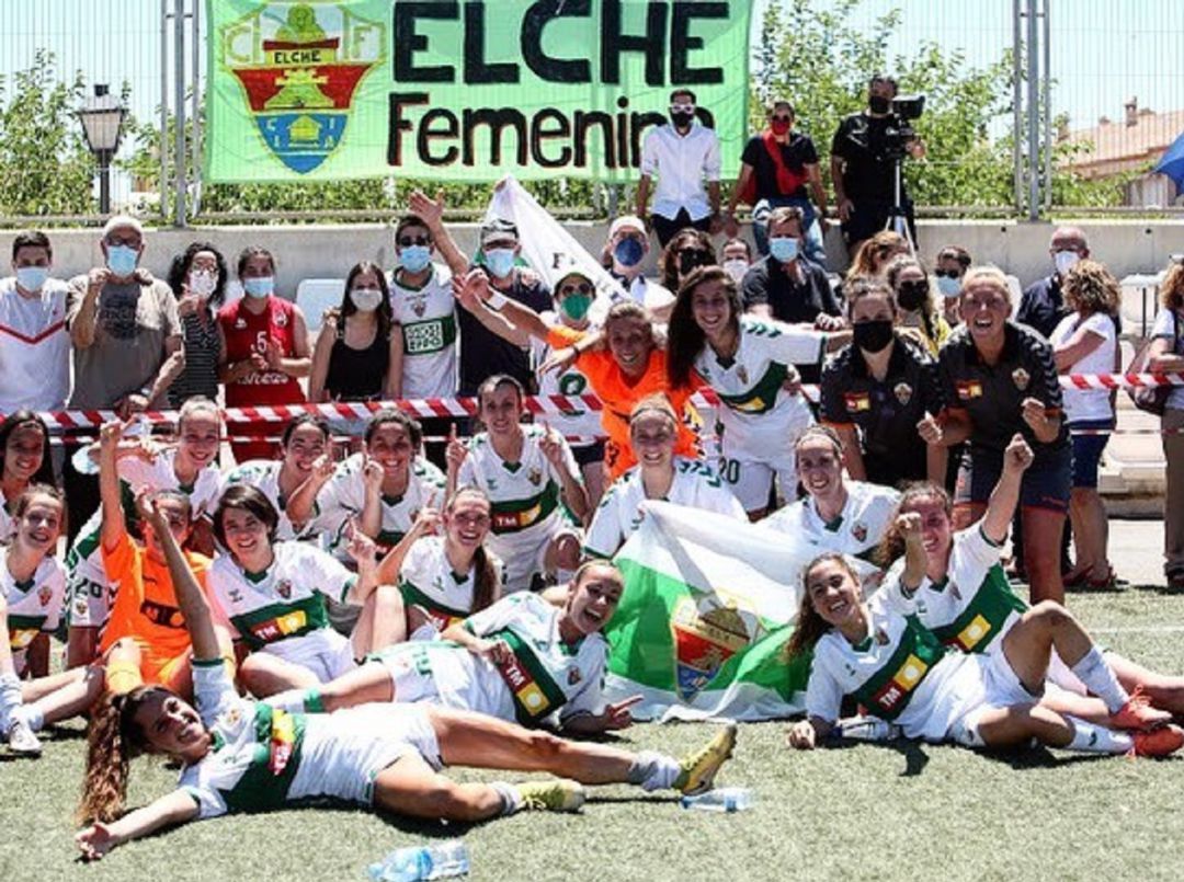 Las jugadoras del Elche celebran el título de campeonas Las jugadoras del Elche celebran el título de campeonas