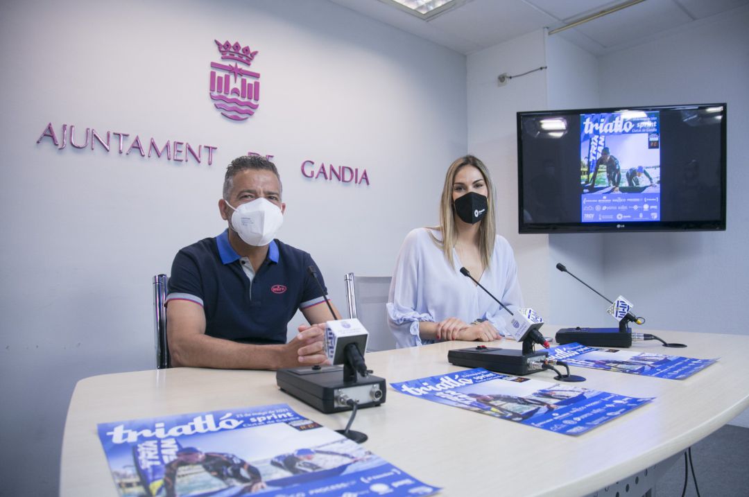 Alex Muñoz, presidente del Club Triatlón Gandia, junto a Lydia Morant, concejala de Deportes de Gandia Alex Muñoz, presidente del Club Triatlón Gandia, junto a Lydia Morant, concejala de Deportes de Gandia