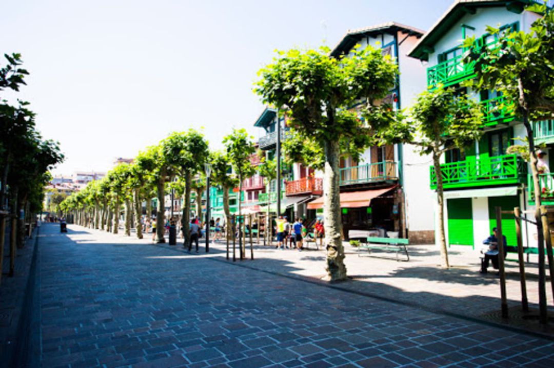 Una de las calles más emblemáticas de Hondarribia Una de las calles más emblemáticas de Hondarribia