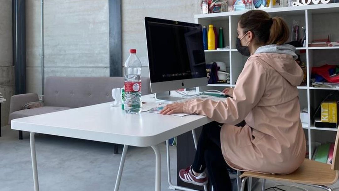 Una mujer trabaja frente a un ordenador en una empresa jiennense. Una mujer trabaja frente a un ordenador en una empresa jiennense.