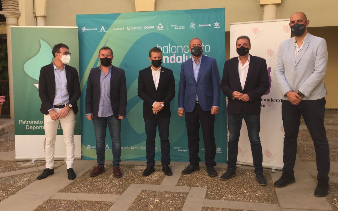 El alcalde de Jaén, Julio Millán (centro), junto a autoridades locales, provinciales y responsables del torneo. El alcalde de Jaén, Julio Millán (centro), junto a autoridades locales, provinciales y responsables del torneo.
