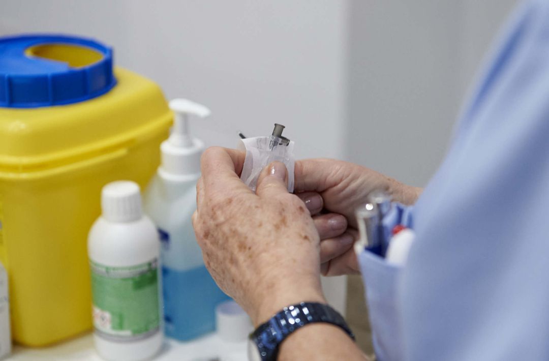 Archivo - Una sanitaria sostiene el material necesario para la aplicación de la segunda dosis de la vacuna de Pfizer.- Archivo Archivo - Una sanitaria sostiene el material necesario para la aplicación de la segunda dosis de la vacuna de Pfizer.- Archivo