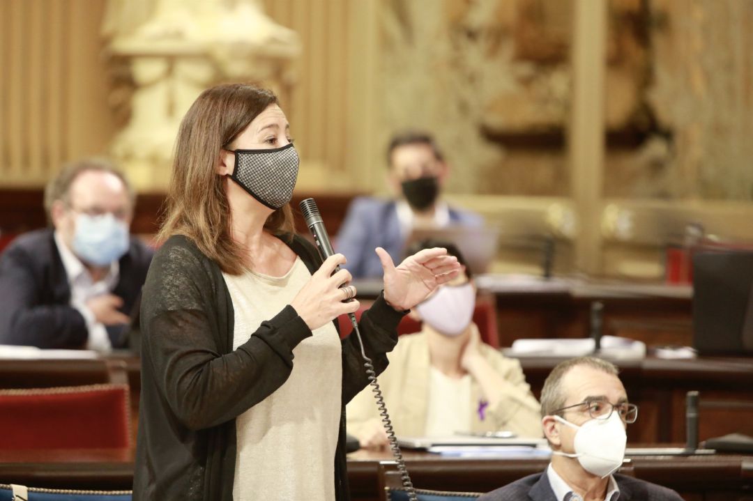 La presidenta del Govern, Francina Armengol, en el pleno del Parlament. La presidenta del Govern, Francina Armengol, en el pleno del Parlament.