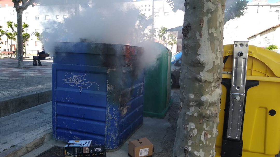 Contenedor ardiendo este lunes en Palencia Contenedor ardiendo este lunes en Palencia