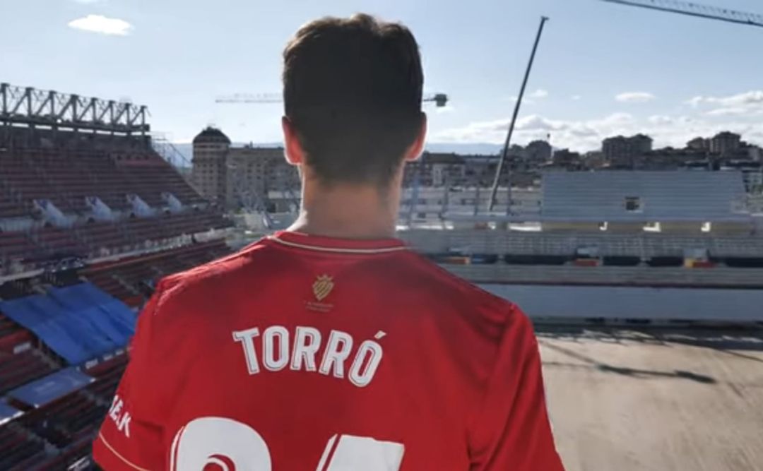 Lucas Torró en su presentación del pasado verano en Osasuna con el Sadar en plena reforma Lucas Torró en su presentación del pasado verano en Osasuna con el Sadar en plena reforma