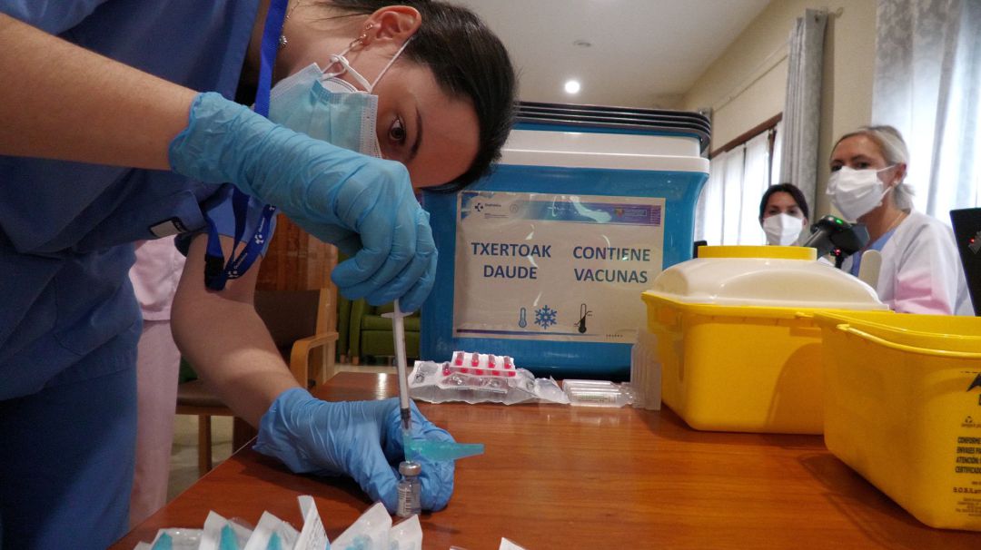 Una enfermera prepara una de las dosis de las vacunas contra la Covid en una imagen de archivo. Una enfermera prepara una de las dosis de las vacunas contra la Covid en una imagen de archivo.