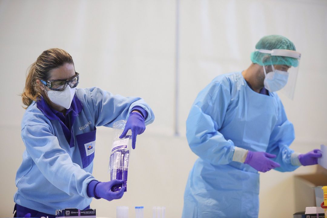 Sanitarios realizando pruebas de coronavirus Sanitarios realizando pruebas de coronavirus