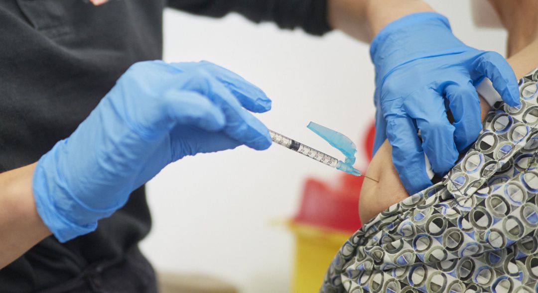 Imagen de archivo de una sanitaria inoculando una dosis de la vacuna contra el coronavirus Imagen de archivo de una sanitaria inoculando una dosis de la vacuna contra el coronavirus
