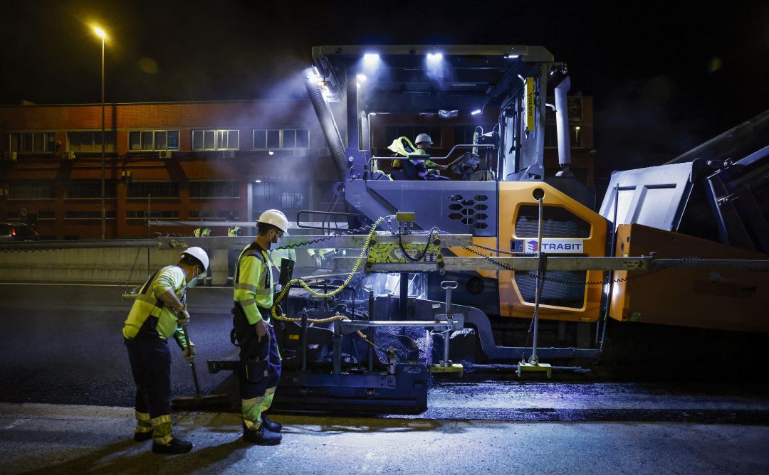 Una de las primeras actuaciones se está llevando a cabo en Fuenlabrada, en la M-506, donde se están llevando a cabo labores de fresado y reposición del firme en horario nocturno con una inversión de 3,5 millones de euros para mejorar el tronco y las vías de servicio de la carretera entre los puntos kilométricos 5 y 12. Una de las primeras actuaciones se está llevando a cabo en Fuenlabrada, en la M-506, donde se están llevando a cabo labores de fresado y reposición del firme en horario nocturno con una inversión de 3,5 millones de euros para mejorar el tronco y las vías de servicio de la carretera entre los puntos kilométricos 5 y 12.