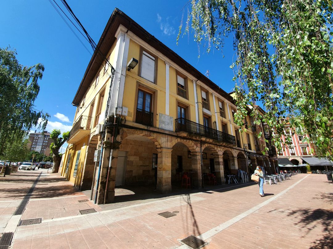 Vista del edificio de la plaza Baldomero Iglesias que se va a rehabilitar. Vista del edificio de la plaza Baldomero Iglesias que se va a rehabilitar.