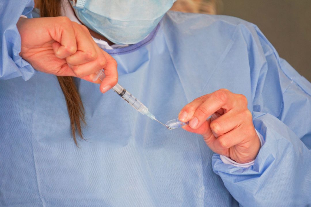 Una sanitaria prepara la vacuna de Pfizer Una sanitaria prepara la vacuna de Pfizer