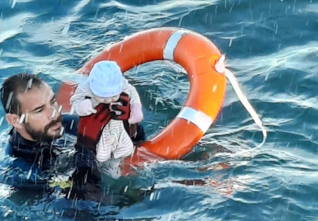 Un submarinista de la Guardia Civil rescata a un bebé en el mar de Ceuta Un submarinista de la Guardia Civil rescata a un bebé en el mar de Ceuta