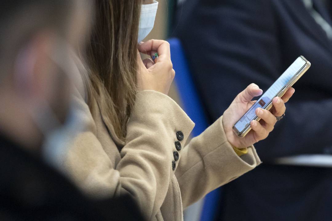 Archivo - Una chica emplea un teléfono móvil. Archivo - Una chica emplea un teléfono móvil.