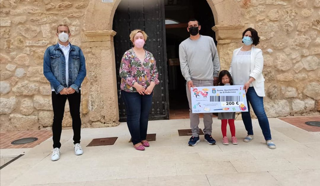 Familia de la localidad recoge su cheque bebé Familia de la localidad recoge su cheque bebé