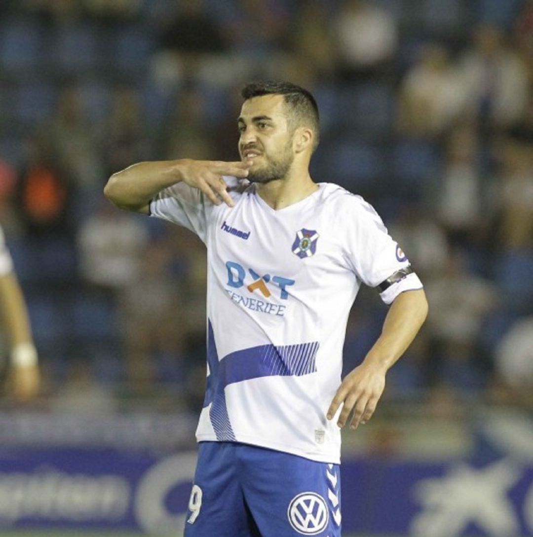 Joselu Moreno, con la elástica del Tenerife en partido oficial. Joselu Moreno, con la elástica del Tenerife en partido oficial.