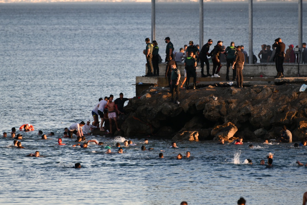 Personas migrantes en la playa del Tarajal, en Ceuta (España). Personas migrantes en la playa del Tarajal, en Ceuta (España).