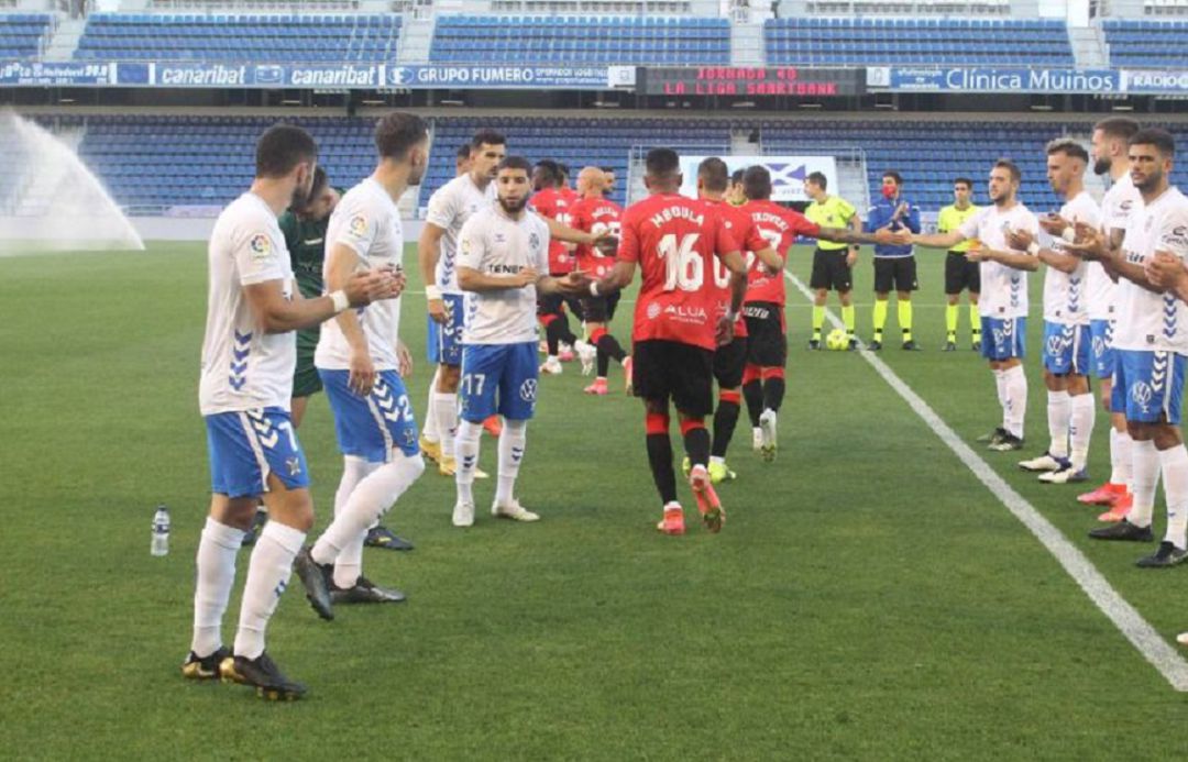 El Tenerife hizo pasillo a su rival. El Tenerife hizo pasillo a su rival.