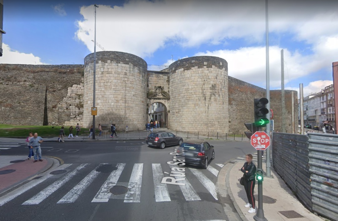Cruce de San Roque con la Rolda da Muralla. Cruce de San Roque con la Rolda da Muralla.
