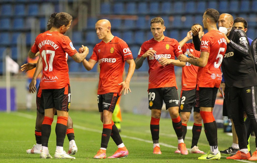 Trajkovski y Mollejo celebran el gol del Mallorca en Tenerife. Trajkovski y Mollejo celebran el gol del Mallorca en Tenerife.