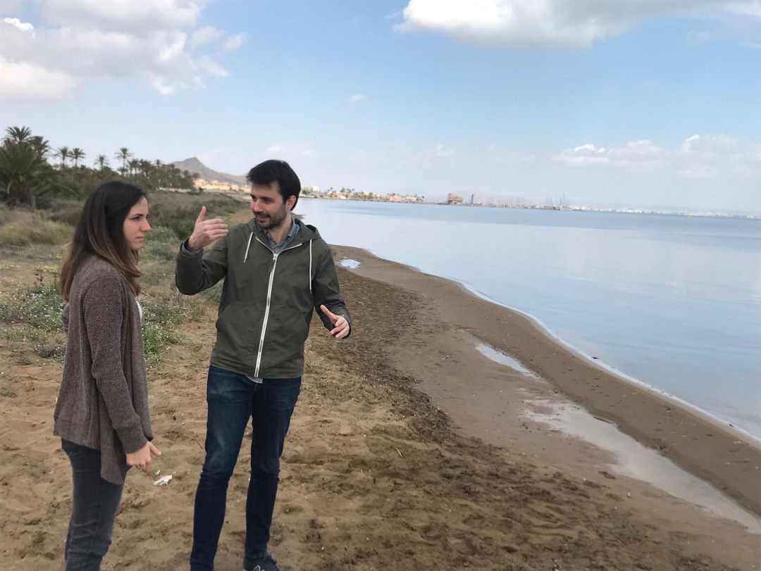 Ione Belarra junto a Javier Sánchez Serna, durante una visita al Mar Menor en octubre de 2019 Ione Belarra junto a Javier Sánchez Serna, durante una visita al Mar Menor en octubre de 2019