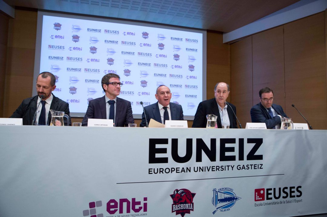 Ramiro González y Gorka Urtaran junto a Josean Querejeta durante la presentación de Euneiz Ramiro González y Gorka Urtaran junto a Josean Querejeta durante la presentación de Euneiz