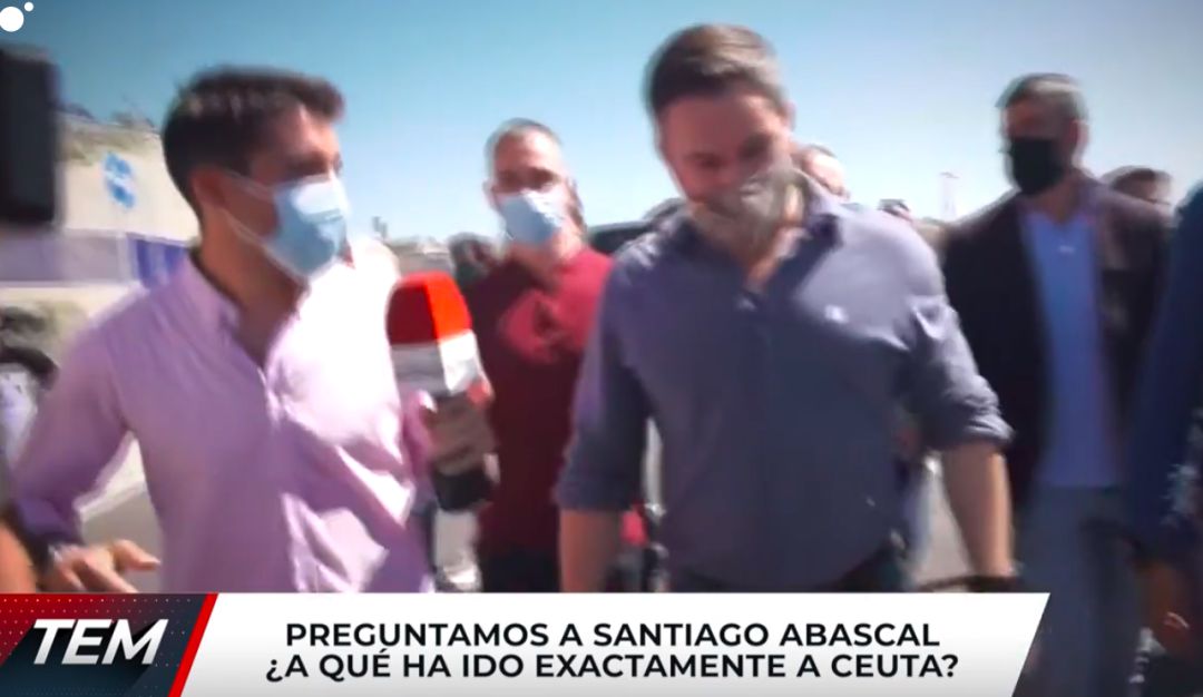 "Váyase al cuerno": el tenso enfrentamiento entre Santiago Abascal y un reportero de 'Todo es mentira'. "Váyase al cuerno": el tenso enfrentamiento entre Santiago Abascal y un reportero de 'Todo es mentira'.
