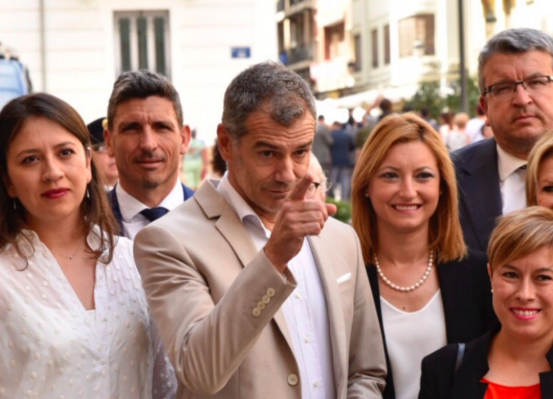 Polémica en redes tras la burla de Toni Cantó a Margarita Robles. Polémica en redes tras la burla de Toni Cantó a Margarita Robles.