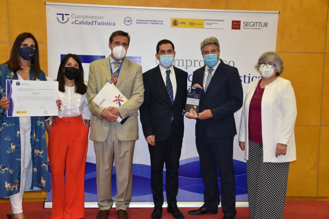El alcalde de Alcoy, Antonio Francés, junto a Pablo de Gracia y Ana Moltó, presidente y secretaria de la Cámara de Comercio de Alcoy; Lorena Zamorano, edil de Turismo, y Paola Pons, técnica de Turismo del Ayuntamiento de Alcoy. El alcalde de Alcoy, Antonio Francés, junto a Pablo de Gracia y Ana Moltó, presidente y secretaria de la Cámara de Comercio de Alcoy; Lorena Zamorano, edil de Turismo, y Paola Pons, técnica de Turismo del Ayuntamiento de Alcoy.