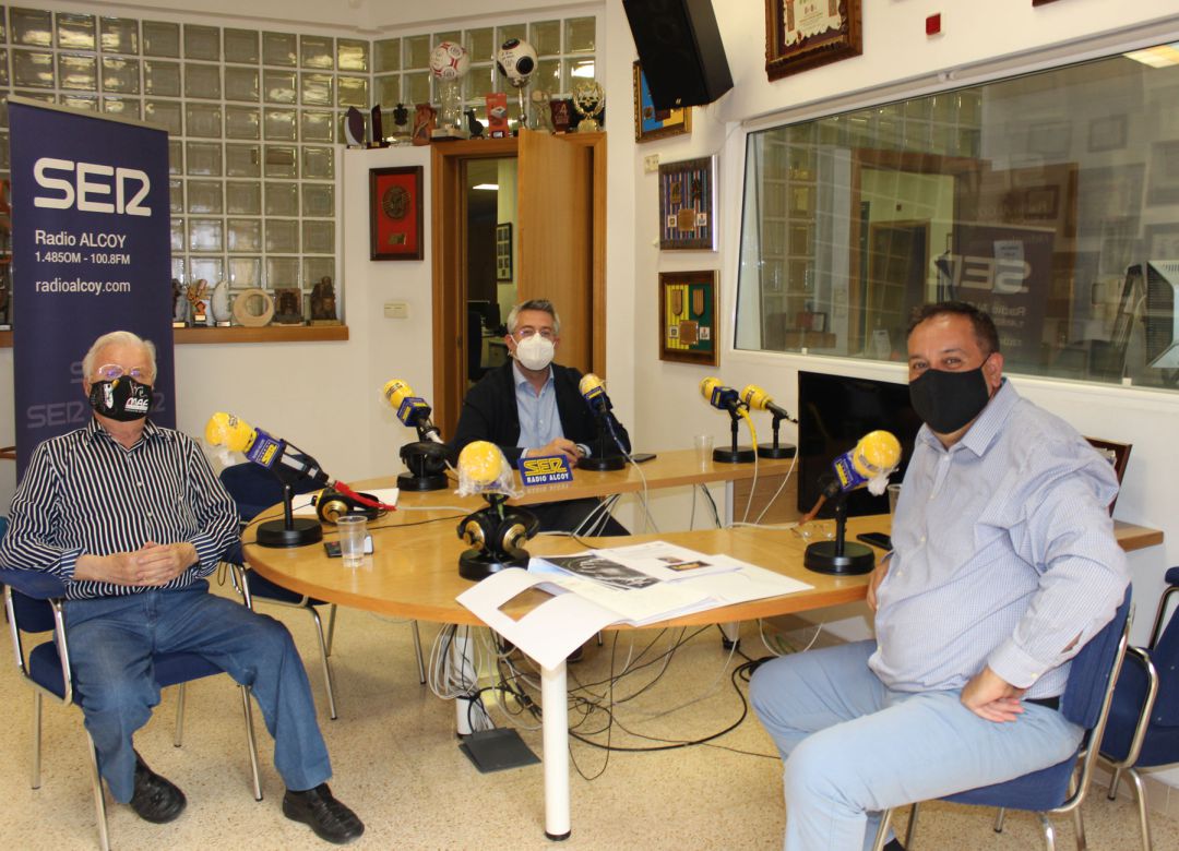 Paco Aznar, Vicente Jorge Bas y Rafael Sastre, en los estudios centrales de Radio Alcoy Paco Aznar, Vicente Jorge Bas y Rafael Sastre, en los estudios centrales de Radio Alcoy