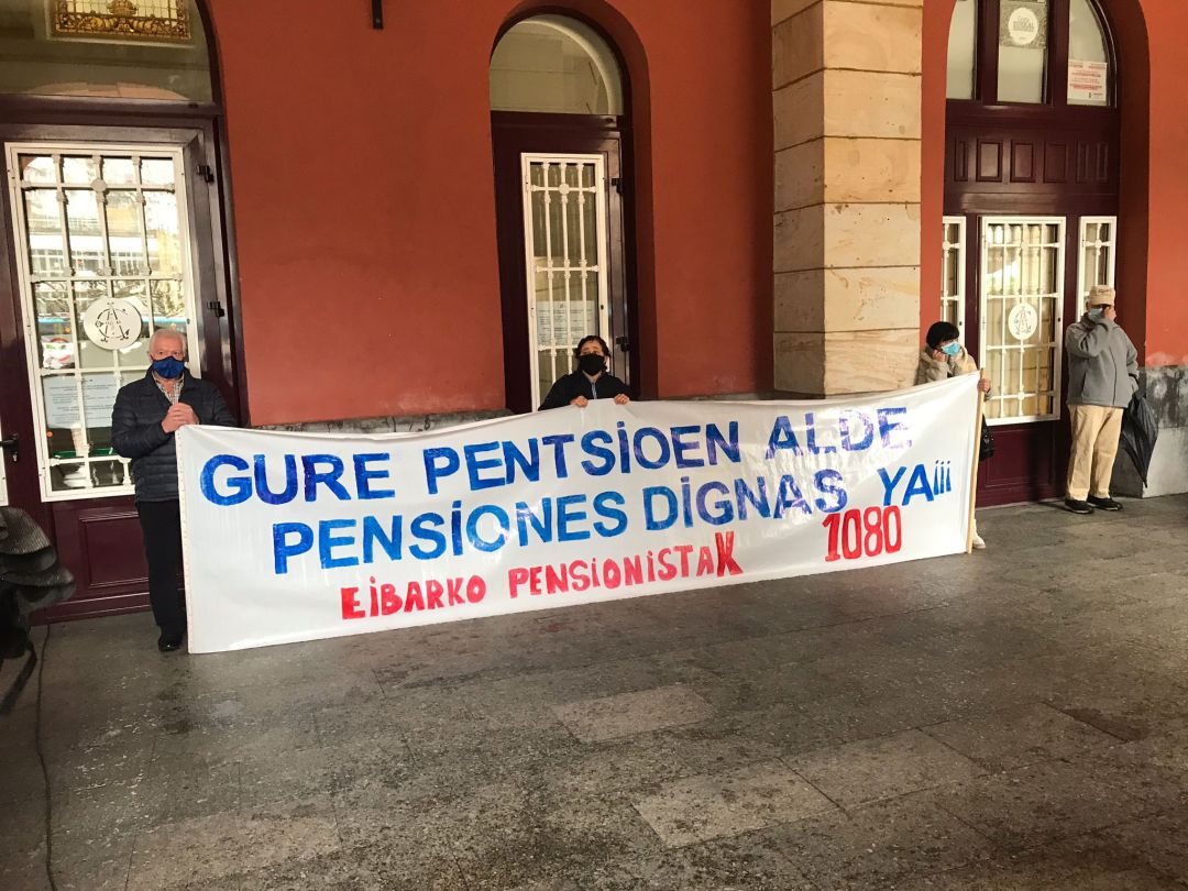 Los pensionistas de Eibar continúan con sus movilizaciones en exigencias de unas pensiones dignas y garantizadas Los pensionistas de Eibar continúan con sus movilizaciones en exigencias de unas pensiones dignas y garantizadas