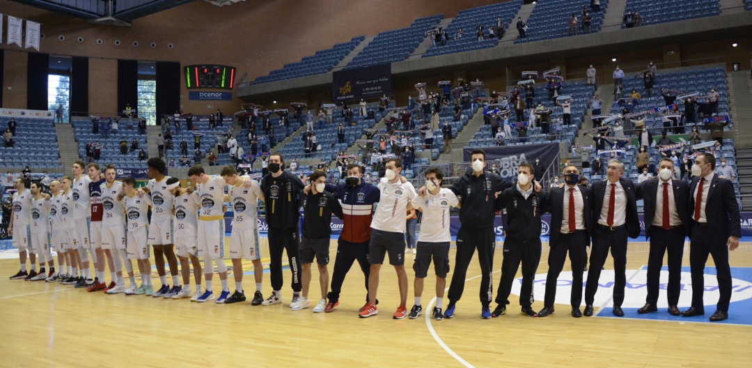 Jugadores y cuerpo técnico cantan el Miudiño junto con la afición tras el partido Jugadores y cuerpo técnico cantan el Miudiño junto con la afición tras el partido