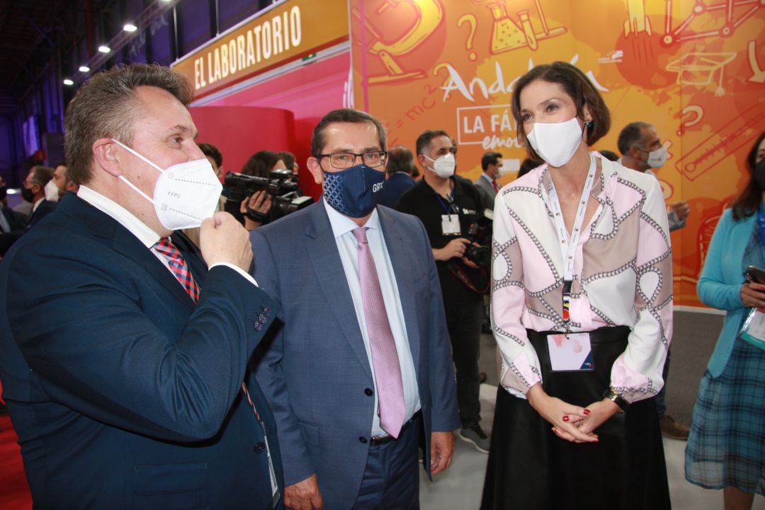 El diputado provincial de Turismo, Enrique Medina; yel presidente de la Diputación de Granada, José Entrena, con la ministra de Turismo, Reyes Maroto, en FITUR El diputado provincial de Turismo, Enrique Medina; yel presidente de la Diputación de Granada, José Entrena, con la ministra de Turismo, Reyes Maroto, en FITUR