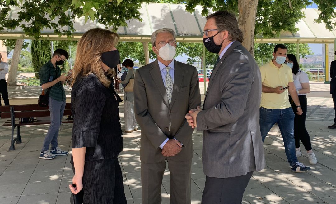La presidenta de la Agencia Andaluza del Conocimiento, Rosa María Ríos, el consejero de Universidades, Rogelio Velasco (centro) y el rector de la Universidad de Jaén, Juan Gómez (a la derecha de la foto) en el campus de la UJA. La presidenta de la Agencia Andaluza del Conocimiento, Rosa María Ríos, el consejero de Universidades, Rogelio Velasco (centro) y el rector de la Universidad de Jaén, Juan Gómez (a la derecha de la foto) en el campus de la UJA.