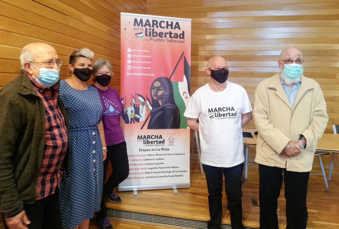 El delegado de la RASD en La Rioja (primero por la derecha) junto al resto de participantes en la rueda de prensa. El delegado de la RASD en La Rioja (primero por la derecha) junto al resto de participantes en la rueda de prensa.