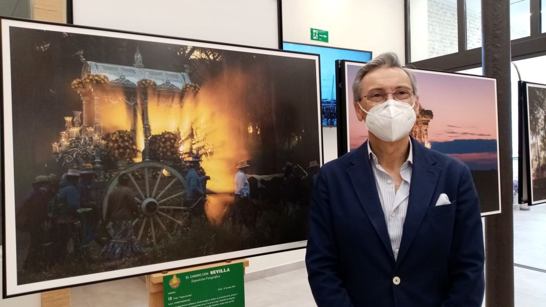 Gabriel Rojas, hermano mayor de la Hermandad del Rocío de Sevilla, posa ante una de las fotografías que se exponen en la muestra Gabriel Rojas, hermano mayor de la Hermandad del Rocío de Sevilla, posa ante una de las fotografías que se exponen en la muestra