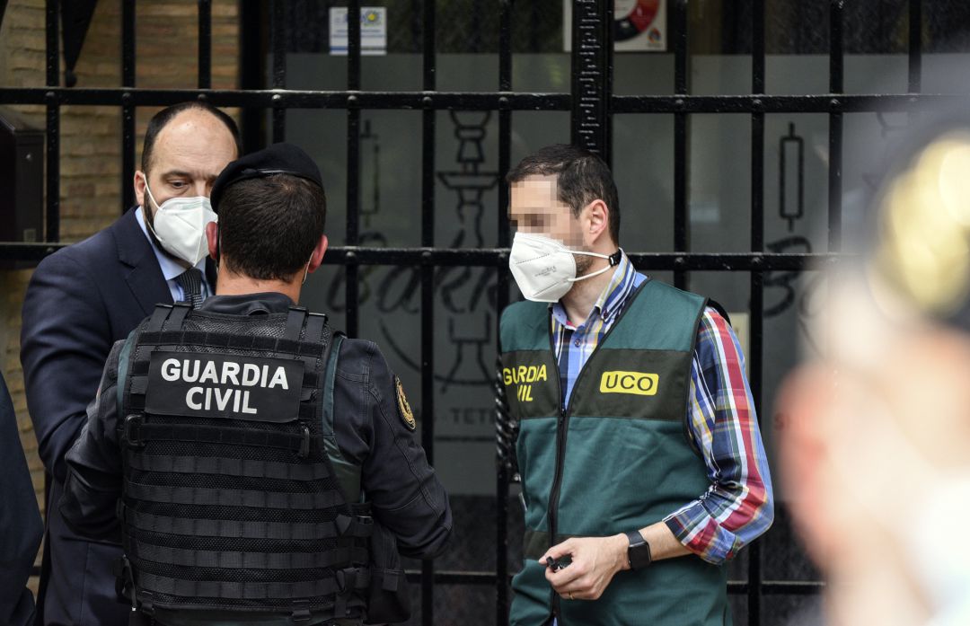 Un grupo de agentes de la Unidad Central Operativa de la Guardia Civil (UCO), durante un registro en el marco de la operación Azud Un grupo de agentes de la Unidad Central Operativa de la Guardia Civil (UCO), durante un registro en el marco de la operación Azud