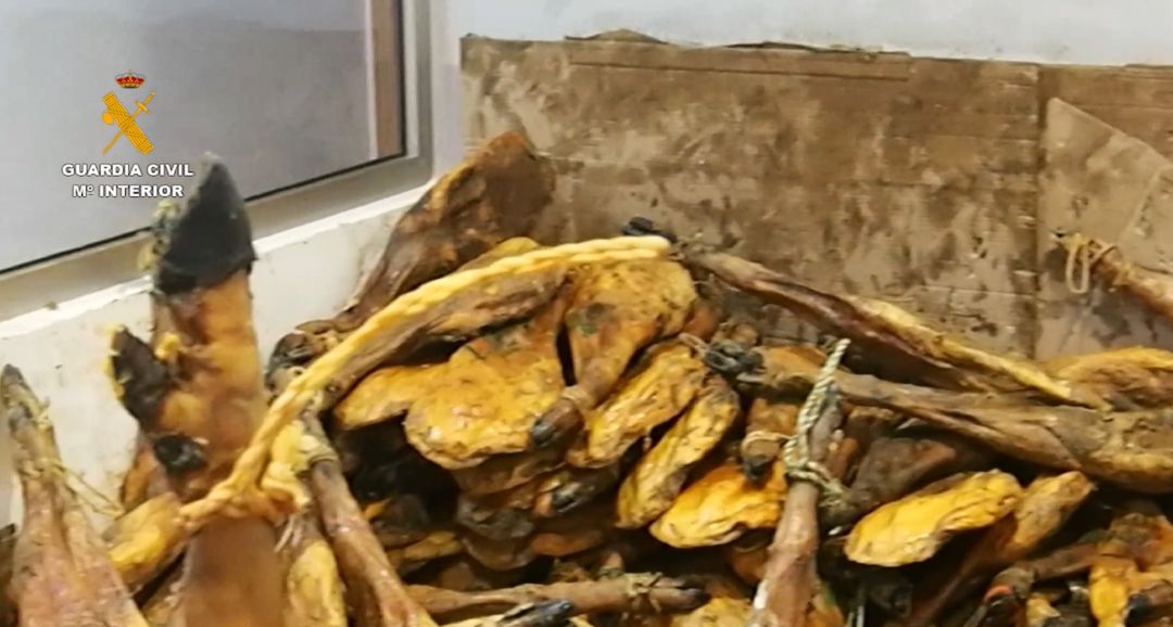 Imagen de los jamones, falsamente ibéricos, incautados por la Guardia Civil antes de llegar a ser loncheados. Imagen de los jamones, falsamente ibéricos, incautados por la Guardia Civil antes de llegar a ser loncheados.