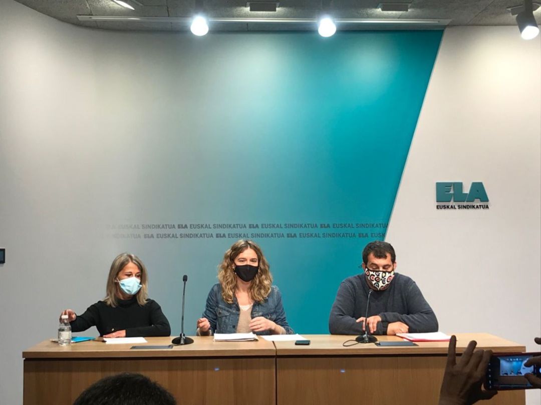 Ana Alonso, representante de la Asociación de Trabajadores de Autoescuelas de Bizkaia; Miren Zubizarreta representante de ELA y Koldo Iturralde representante de CCOO Ana Alonso, representante de la Asociación de Trabajadores de Autoescuelas de Bizkaia; Miren Zubizarreta representante de ELA y Koldo Iturralde representante de CCOO